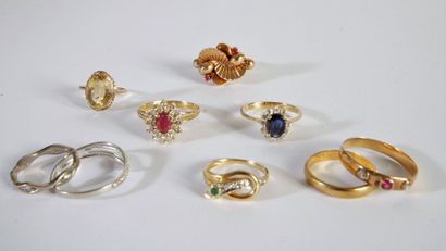 null Lot de 8 bagues en or 18K (750). Poids brut: 20,7 g (on joint une bague en or...