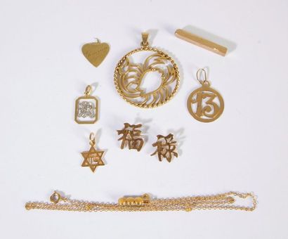 null Lot de bijoux et bris d'or 18K (750) comprenant: 3 pendentifs, deux broches...