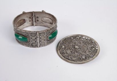 Lot de 2 bijoux en métal comprenant: un bracelet...