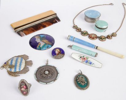 null Lot de bijoux et accessoires en métal ou argent comprenant: un collier, une...
