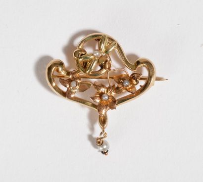null Broche-pendentif en or 18K (750), feuillagé, agrémenté de perles. Travail français...