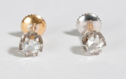null Paire de puces d'oreilles en or 18K (750), chacune ornée d'un diamant taillé...