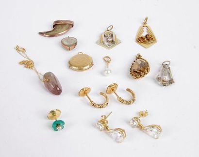 null Lot de bijoux en or 18K (750) comprenant: 5 pendentifs, deux paires de boucles...