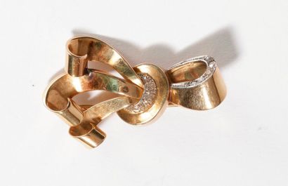 null Broche-clip en or 18K (750) dessinant des rubans, agrémentée de petits diamants...