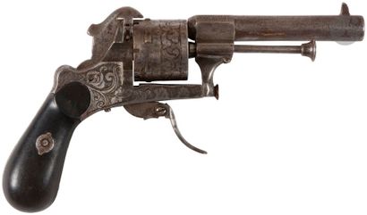 null Trois revolvers à broche système Lefaucheux, six coups, calibre 7 mm.
- canon...