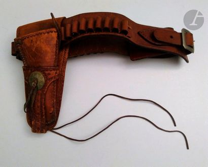 null Ceinturon avec son holster en cuir brun ancien, patiné.
B.E.

