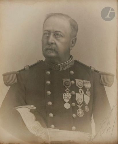 null Rostaing BIECHY
Général de brigade en buste portant ses décorations :
Légion...