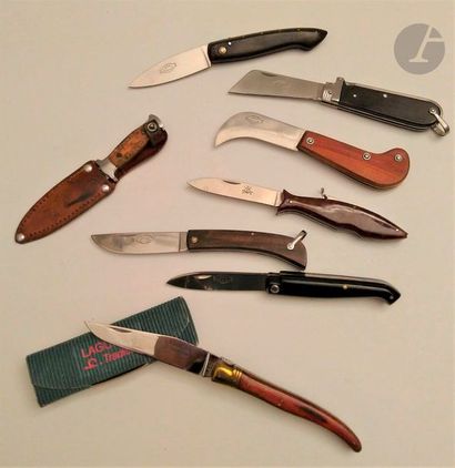 null Lot de huit couteaux pliants modernes : bakélite, bois, corne, etc.

