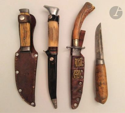 null Lot de quatre couteaux de chasse :
- manche en bois de cerf, lame à dos, étui...