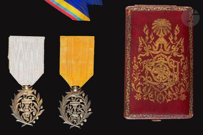 null CAMBODGE
ORDRE ROYAL DU MUNISÉRAPHON, créé en 1905.
Deux insignes de chevalier...