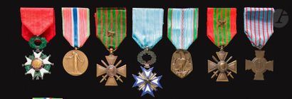null FRANCE 
Ensemble de huit médailles dont chevalier de la Légion d’honneur (IIIe...