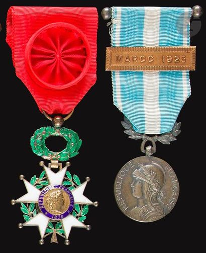 null FRANCE 
Ensemble de quatre médailles : 
- Médaille coloniale en argent. Ruban...
