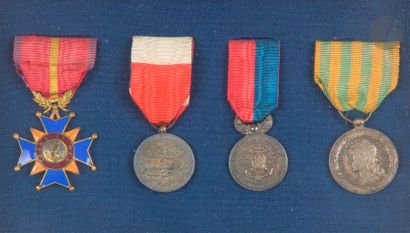 null FRANCE 
Cadre contenant quatre décorations :
- médaille du Tonkin (modèle Armée...