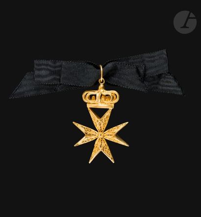 null MALTE
ORDRE DE MALTE
Croix de dame sous couronne.
En or finement dentelé. Ruban...