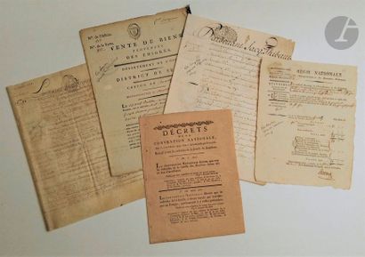 null Ensemble de dix-huit documents anciens dont factures, une lettre du Général...