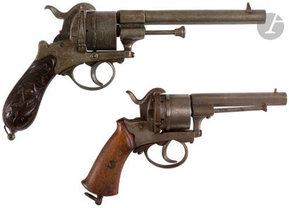 null Deux revolvers à broche système Lefaucheux,
six coups :
- calibre 9 mm. Canon...