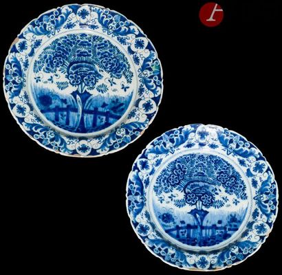 null Delft
Deux plats ronds à bord contourné en faïence à décor en camaïeu bleu d‘un...