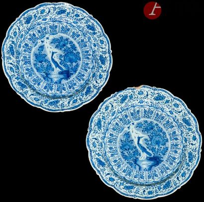 null Delft
Deux plats ronds à bord contourné en faïence à décor en camaïeu bleu d’un...
