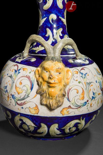 null Italie
Vase balustre en faïence muni de deux anses en forme de masques de satyres...