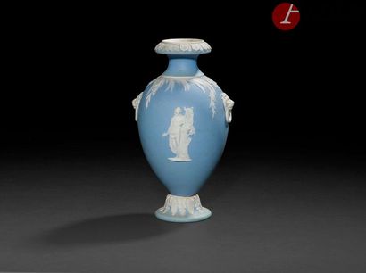 null Wedgwood 
Petit vase ovoïde en biscuit à fond bleu orné de figures antiques...