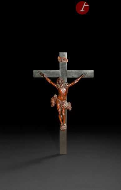 null Crucifix avec Christ en bois fruitier sculpté et croix en ébène. Tête levée...