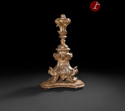 null Base d’un chandelier tripode en bois sculpté et argenté.
Italie, XVIIIe siècle
H...