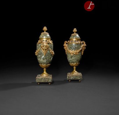null Paire de vases d’ornement en marbre vert de mer et bronze doré à décor ajouré...