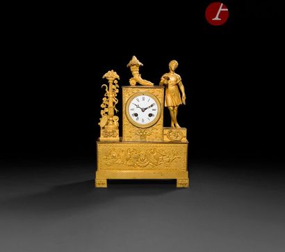 null Pendule en bronze doré à décor de personnage antique, rhyton et trophées, reposant...