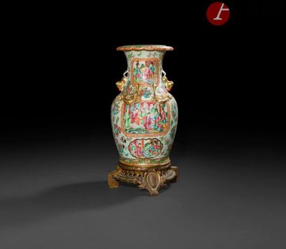 null Vase en porcelaine de Canton à décor de scènes de palais dans des réserves,...