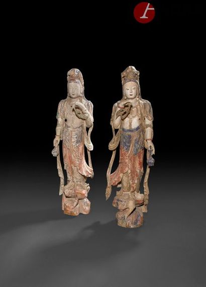 null Deux guanyin en bois sculpté à décor polychrome
Chine, travail moderne
H : 110...