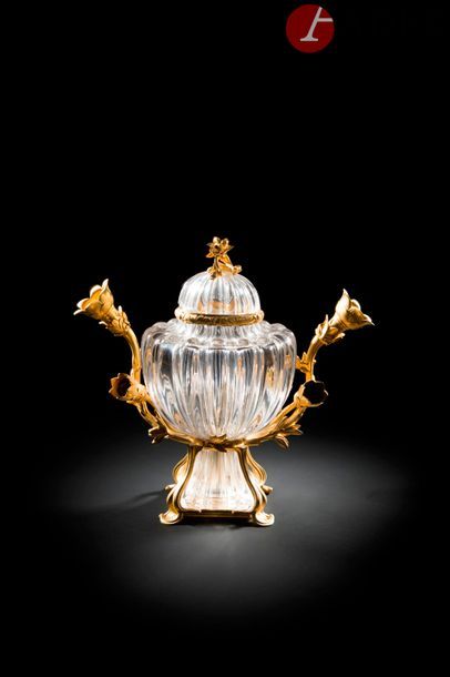 null Vase couvert formant candélabre en verre et bronze doré, à quatre bras de lumière...