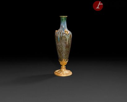 null Vase d’ornement formant pique-fleurs, en porcelaine de la manufacture Pillivuyt,...