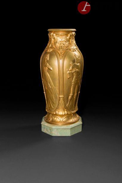 null Grand vase d’ornement en bronze doré de goût néogothique, orné de personnages...