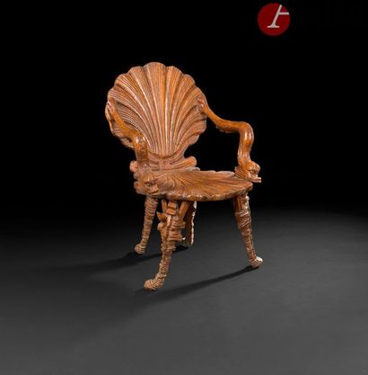 null Fauteuil de grotte en noyer sculpté, l’assise et le dossier figurant des coquilles...