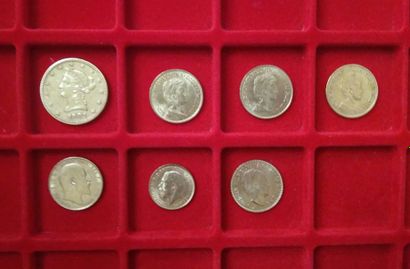 null Lot de 7 pièces étrangères en or : 
- 3 Florins de 10 Gulden. Type Wilhelmine...