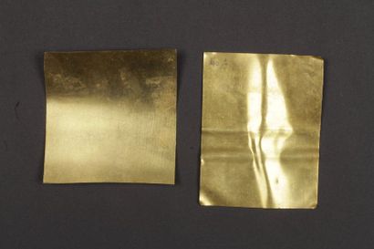 null 2 plaques en or : 10 x 8 cm et 9 x 8,5 cm
Poids total: 74 grs

Frais acheteur...