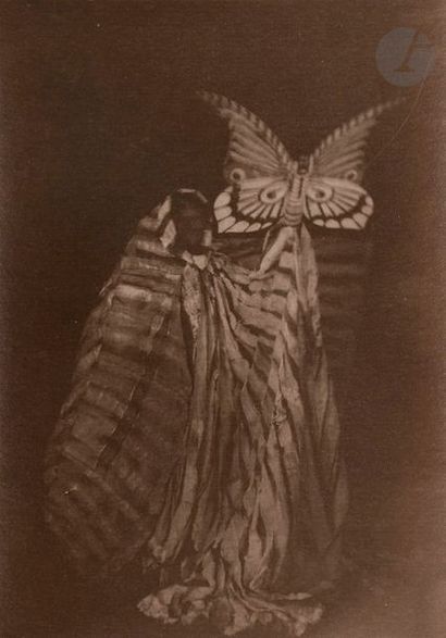 null Photographe non identifié 
Costume « papillon », c. 1910. 
Épreuve argentique...