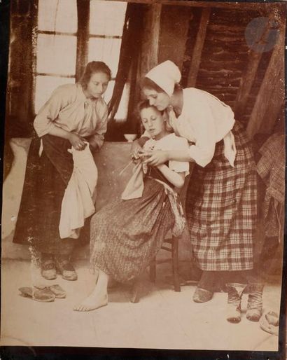 null Photographe non identifié 
Trois jeunes femmes à la couture, c. 1900. 
Épreuve...