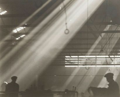 null Edward Quigley (1898-1977) 
Industrial scene with sunlight, c. 1937. 
Épreuve...