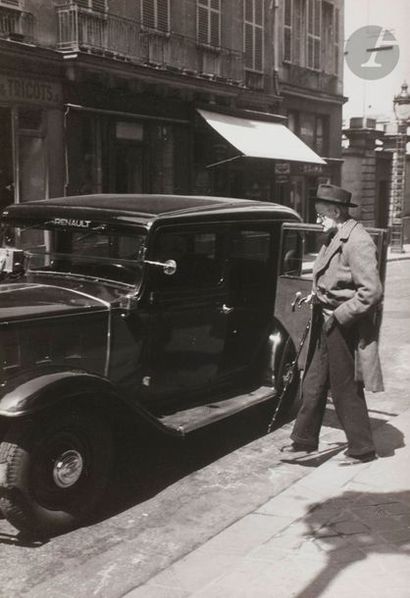 null Gisèle Freund (1908-2000)
James Joyce et le taxi rue de l’Odéon à Paris, 1938....