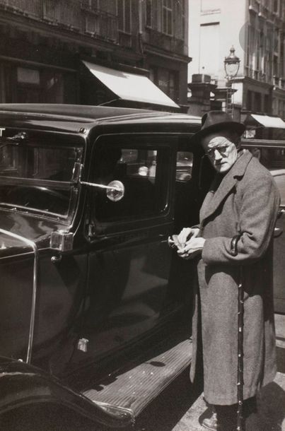 null Gisèle Freund (1908-2000)
James Joyce et le taxi rue de l’Odéon à Paris, 1938....