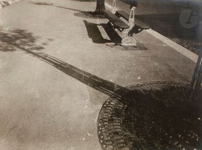 null Henri Manuel (1874-1947) 
Plongée et contre-plongée, c. 1930. 
Trottoir parisien....