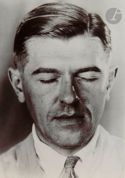 null Photographe non identifié
René Magritte les yeux fermés, c. 1930-1950.
Trois...