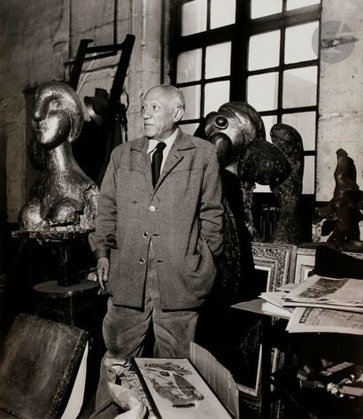 null Denise Colomb (1902-2004) 
Pablo Picasso dans son atelier de la rue des Grands-Augustins,...