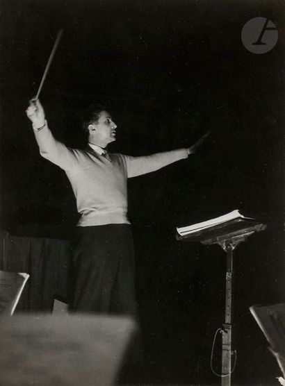 null Willy Ronis (1910-2009)
Le chef d’orchestre Roger Désormière, 1946. 
Quatre...