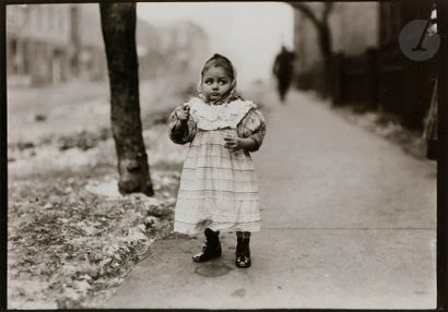 null Lewis Hine (1874-1940)
Chicago, 1909-1912.
Chicago Street, Little Girl Near...