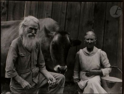 null Imogen Cunningham (1883-1976)
My father, mother and Bossy, 1923. 
Épreuve argentique,...