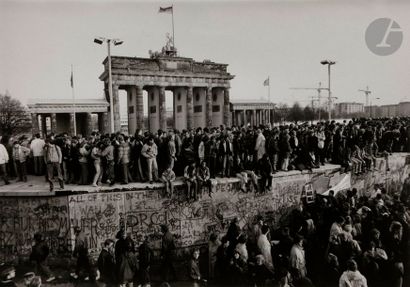 null Barbara Klemm (1939) 
Fall der Mauer [Chute du mur], Berlin, 10 novembre 1989....