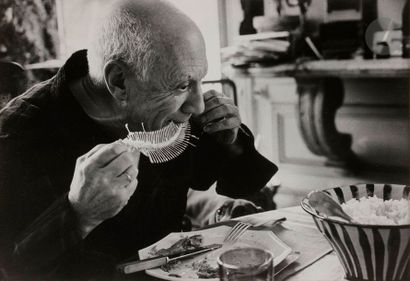 null David Douglas Duncan (1916-2018) 
Picasso finissant son poisson sous le regard...