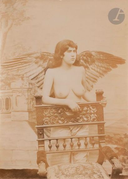 null Studio iranien (Téhéran)
L’ange au fauteuil, c. 1890.
Épreuve argentique d’...